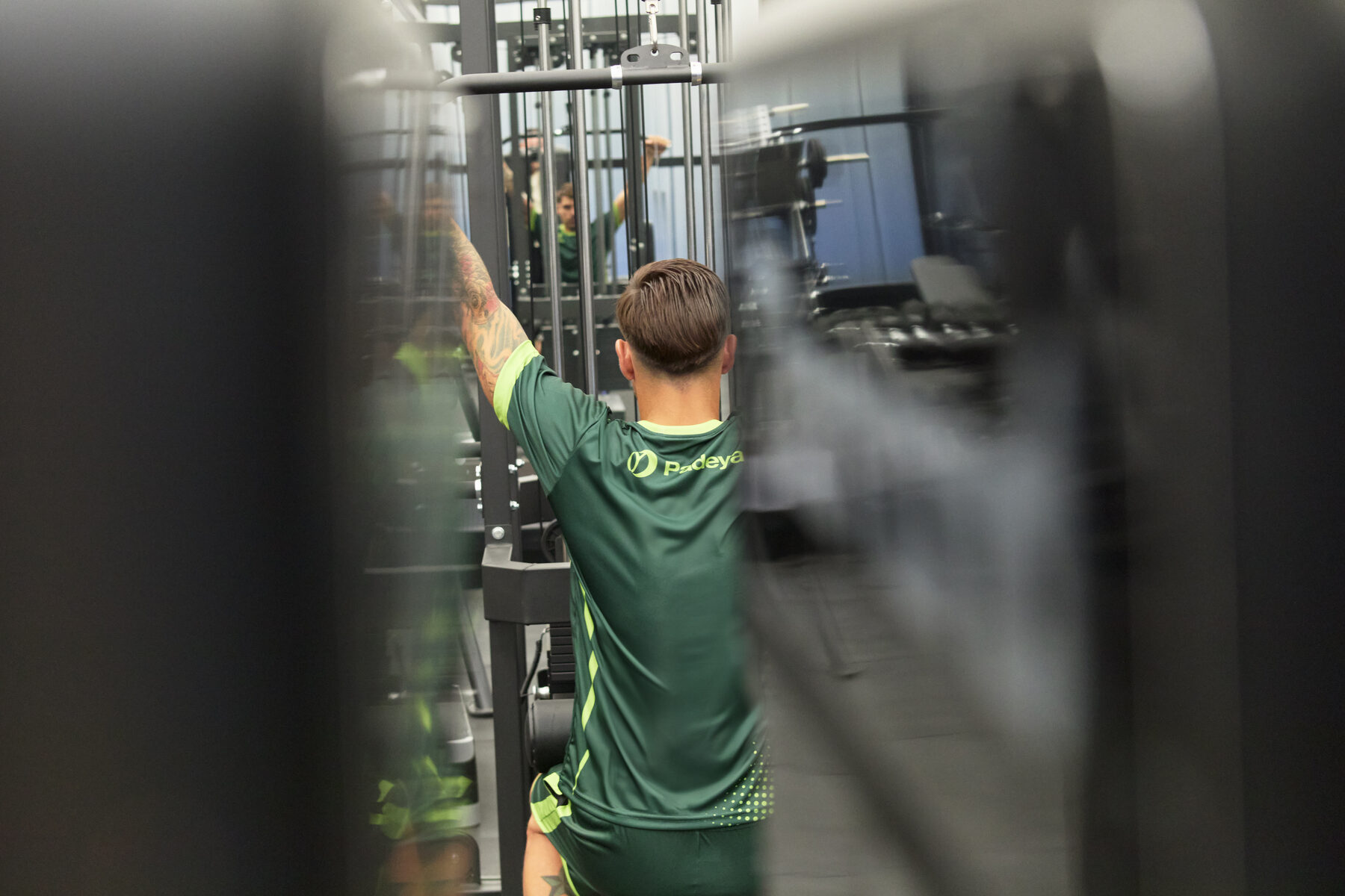 Allenamento alle macchine in palestra