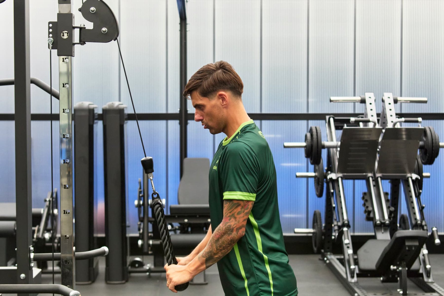 Atleta con maglia Padeya durante un allenamento ai cavi nella palestra di Casarano