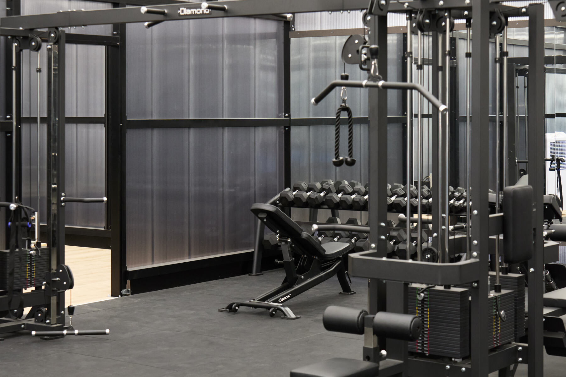 Rack e pesi liberi nella palestra fitness Padeya