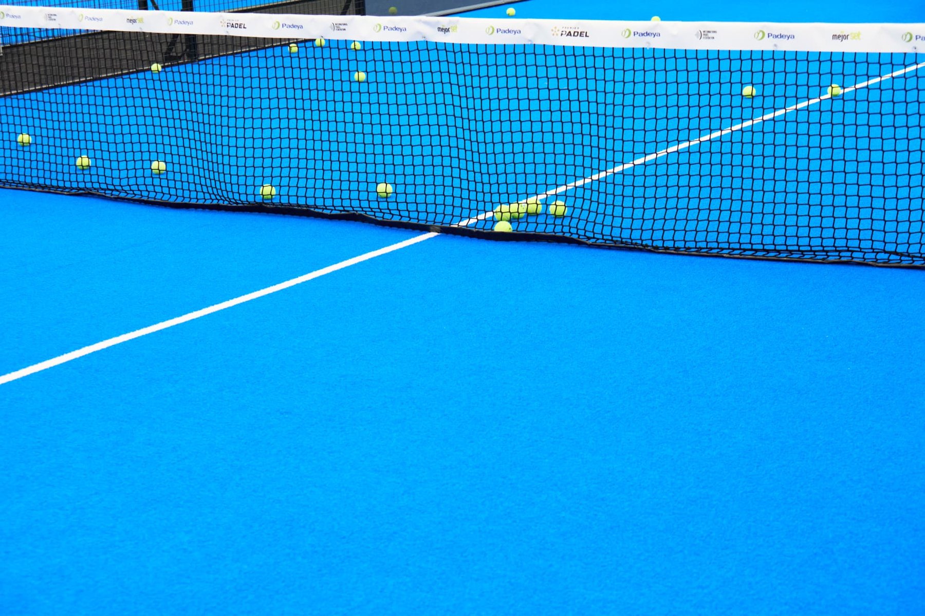 La struttura dei campi da padel indoor di Padeya