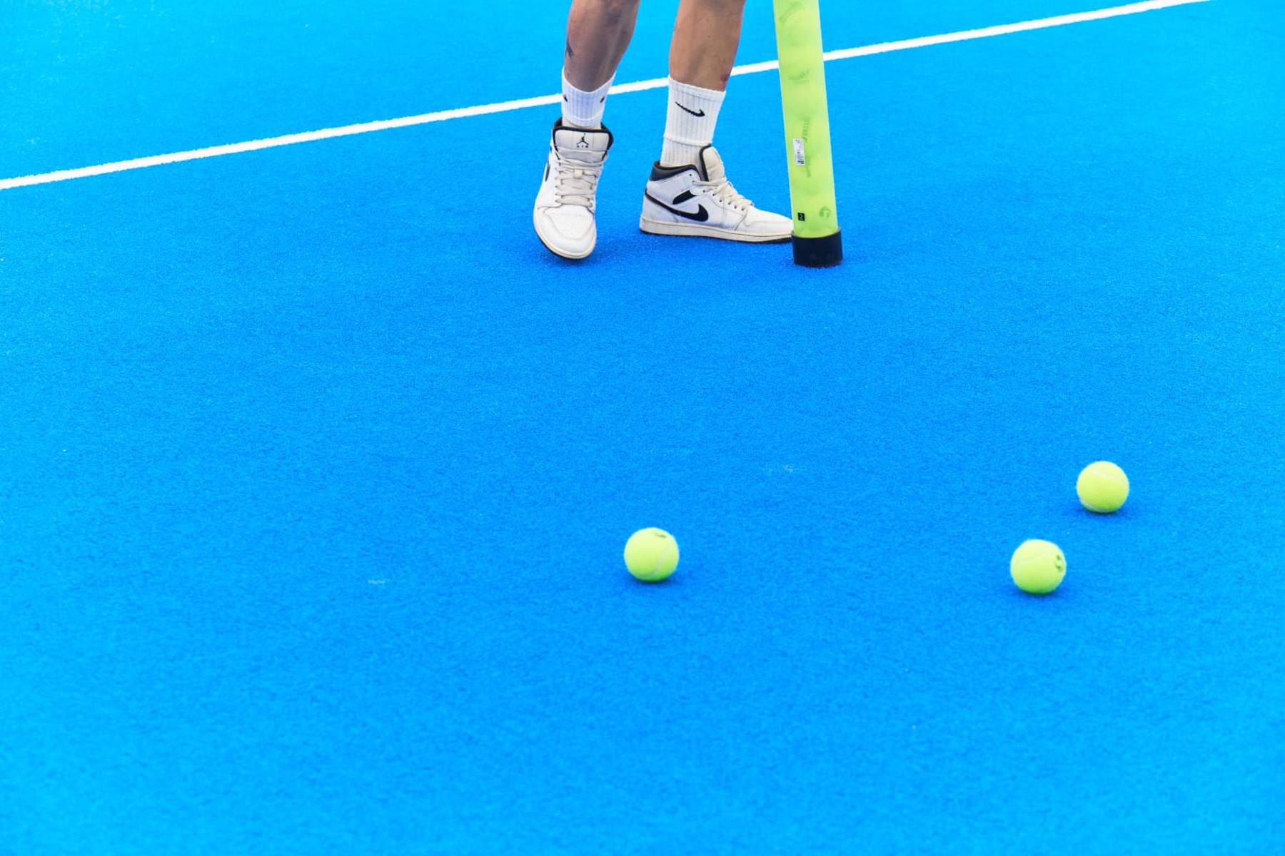 Campo da padel al coperto con pareti in vetro e superficie blu a Casarano