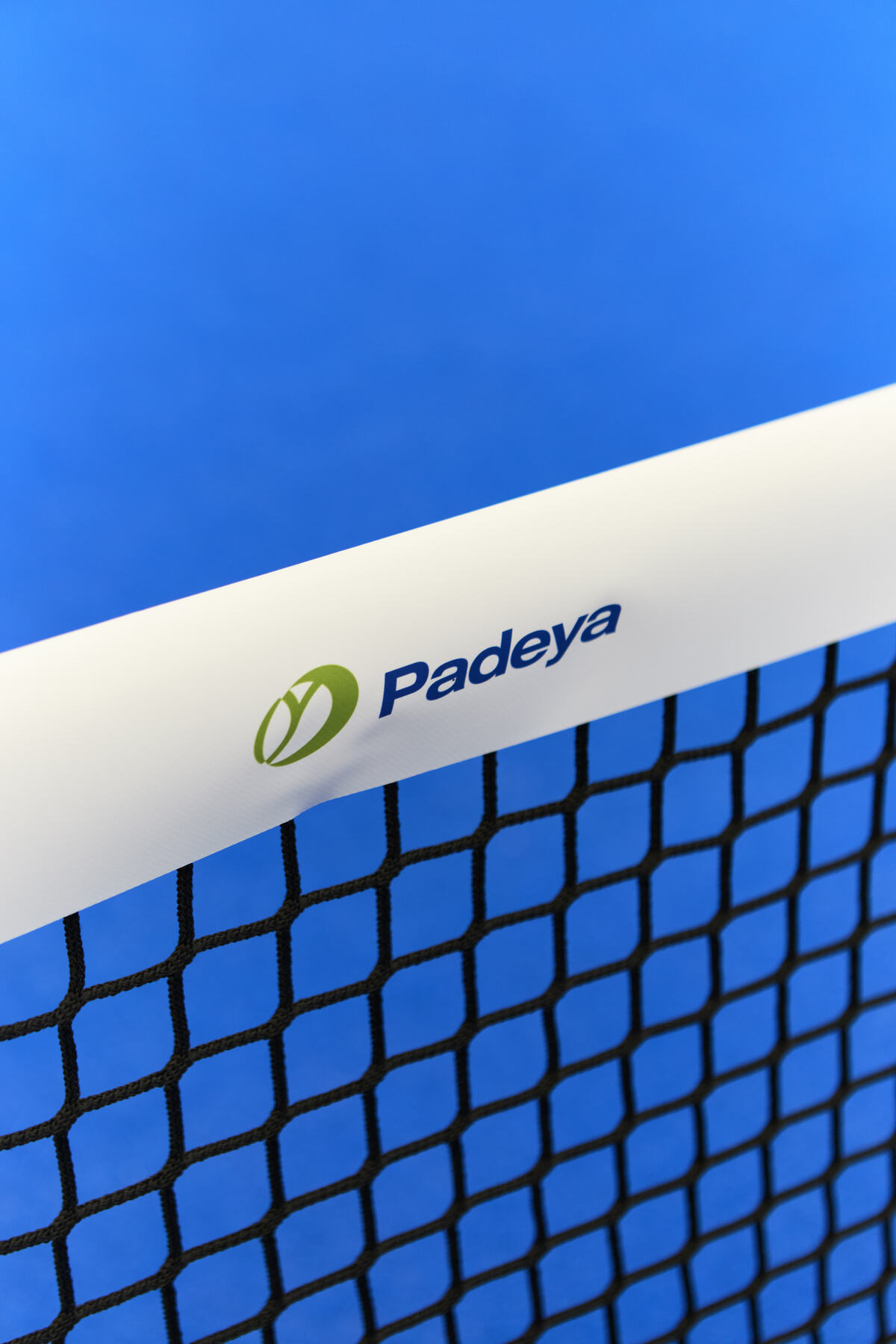 Dettaglio della rete su un campo da padel Padeya