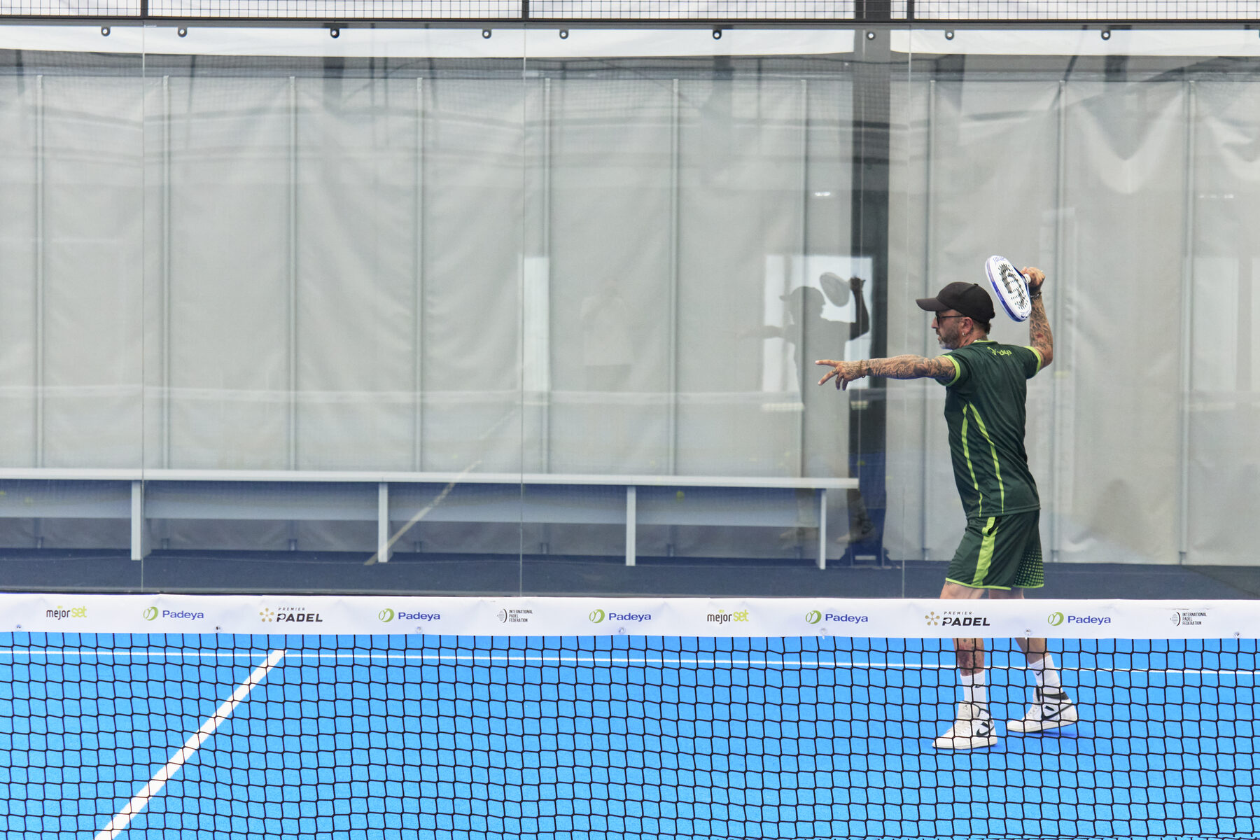 Scambio durante una partita di padel