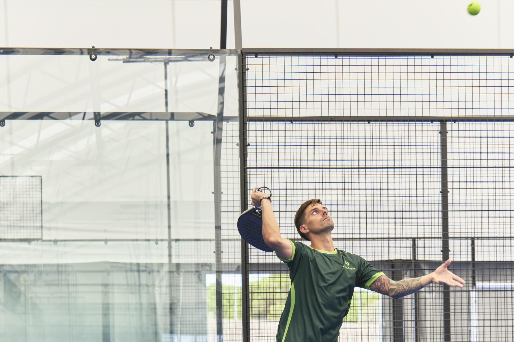 Servizio su un campo da padel al coperto di Padeya