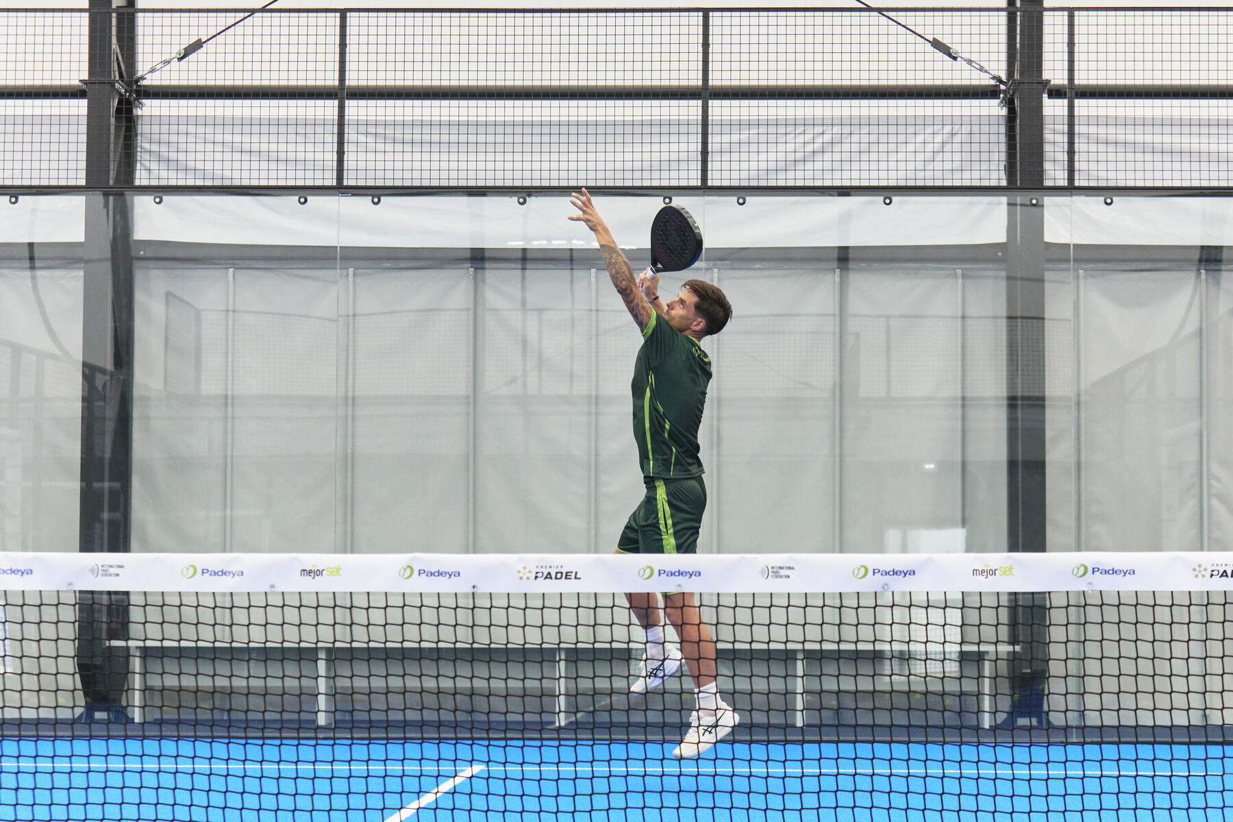 Smash a rete durante una partita di padel