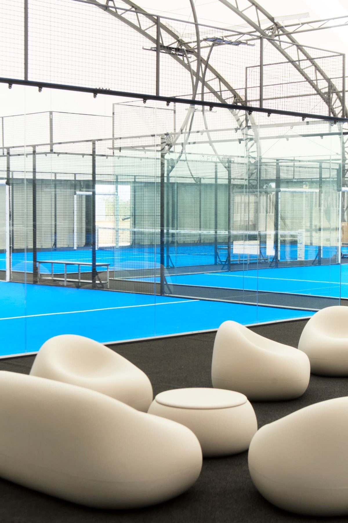 Vista sui campi da padel al coperto